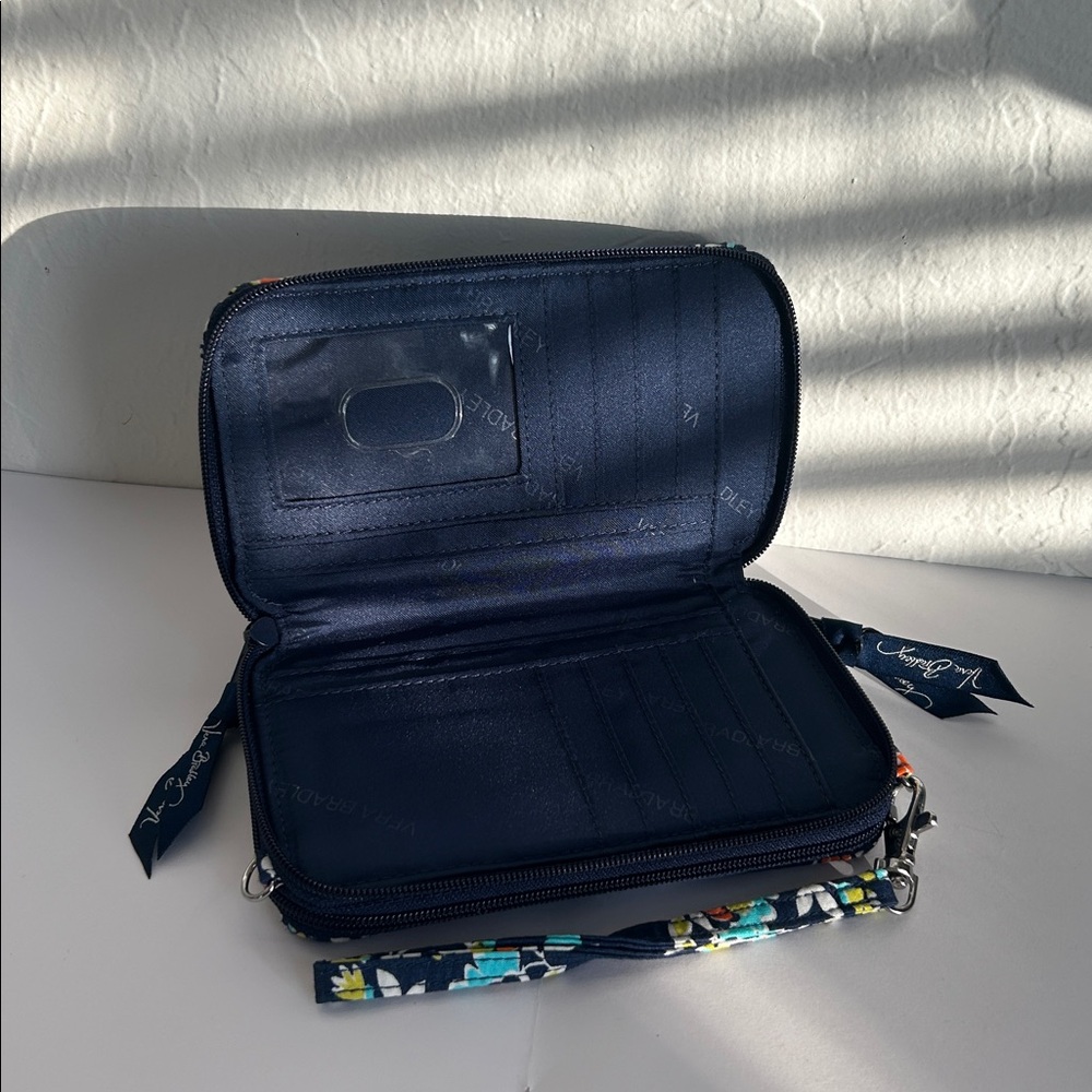 Vera Bradley wristlet - Picture 4 of 6